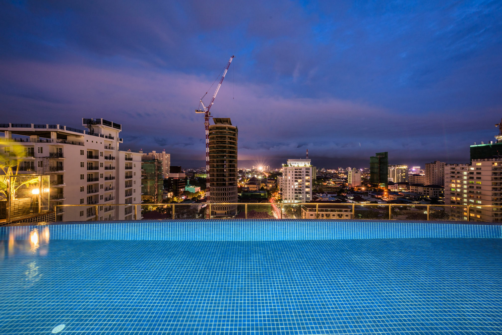 Mansion 51 Hotel & Apartment Phnom Penh Bagian luar foto